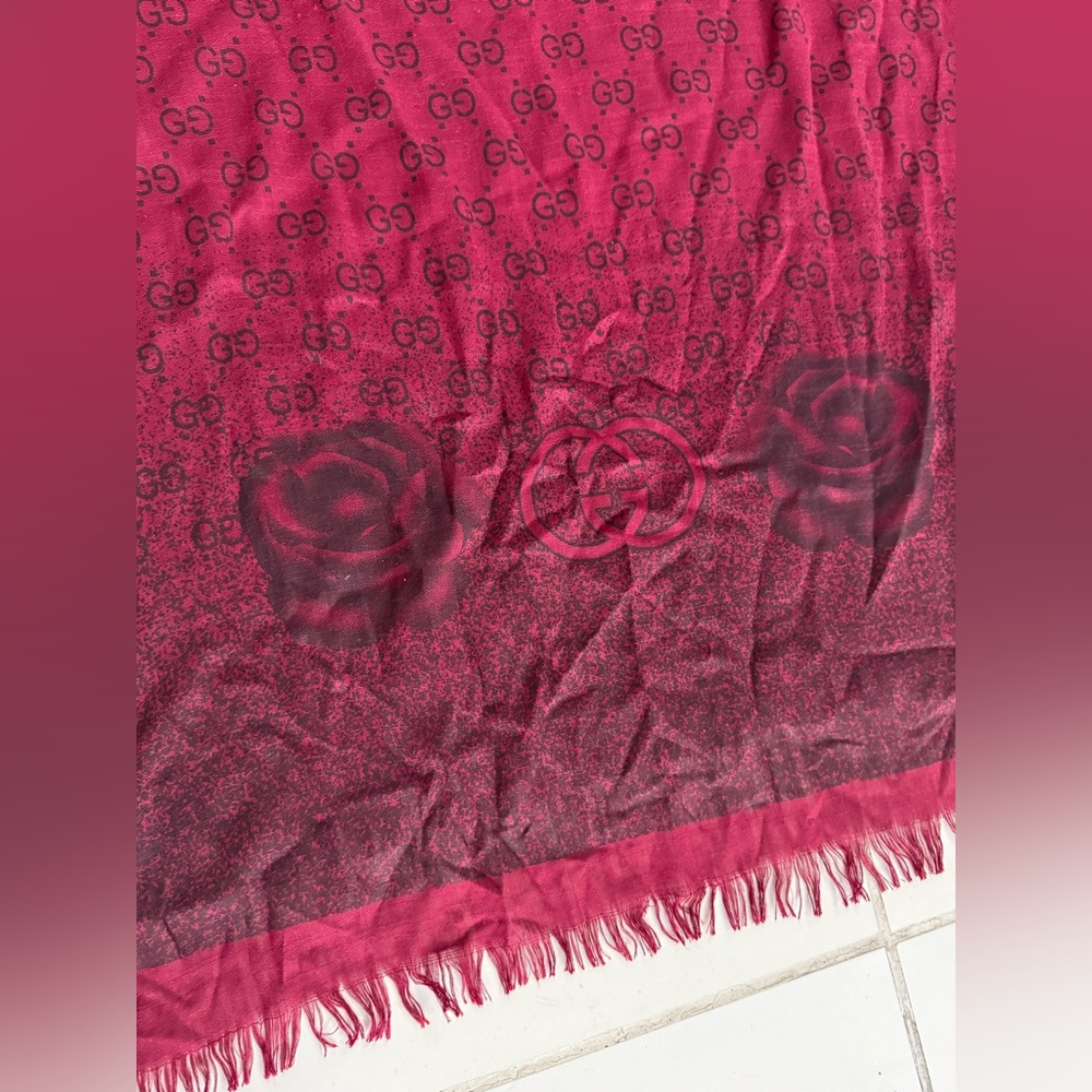 Gucci GG and Roses Elegant Red Patterned Scarf - Picture 2 of 6